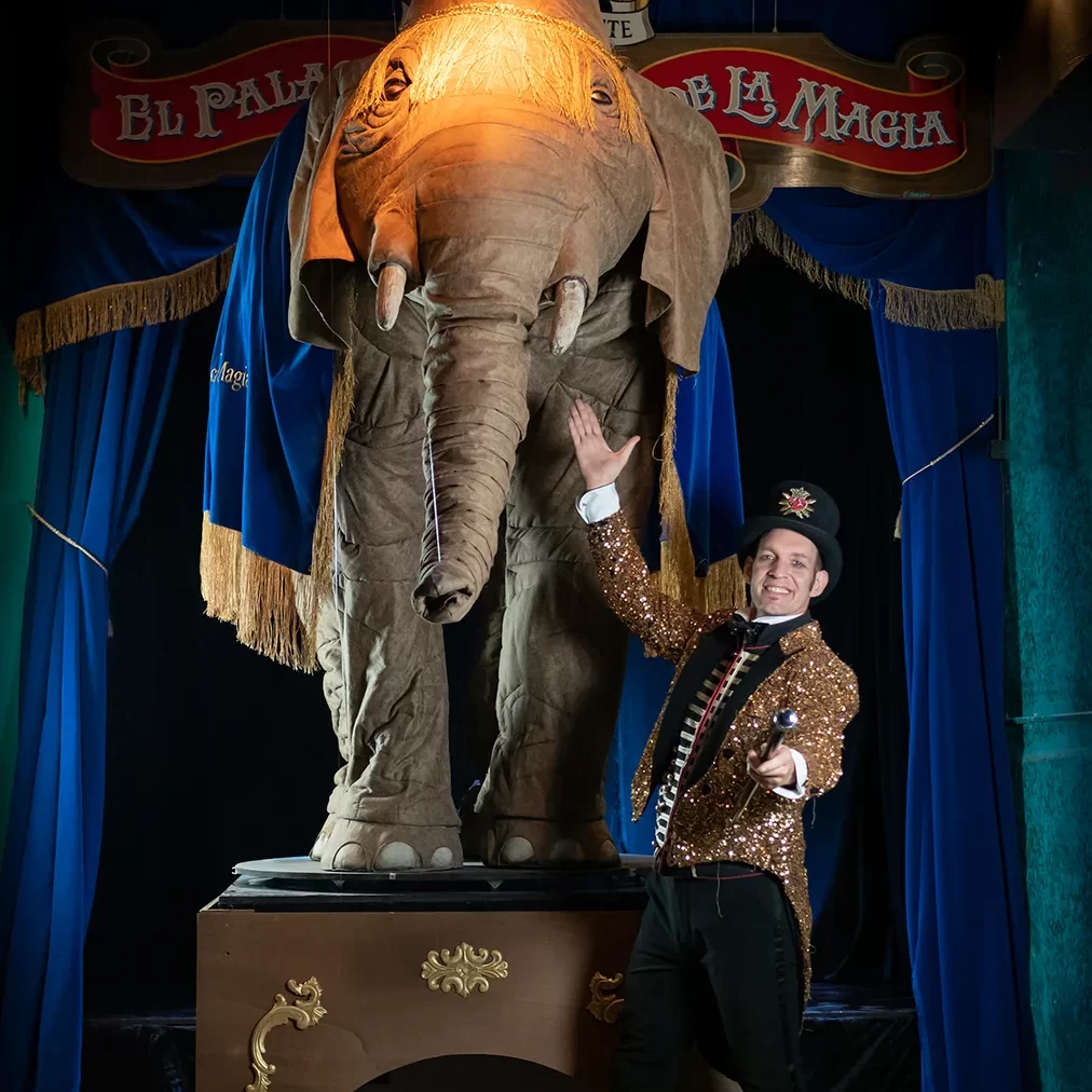El-Palacio-de-la-magia-Barcelona-Mago-y-Elefente