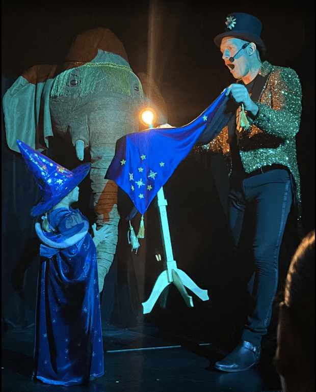 El mago Maximiliano con la niña y la elefanta Lulú
