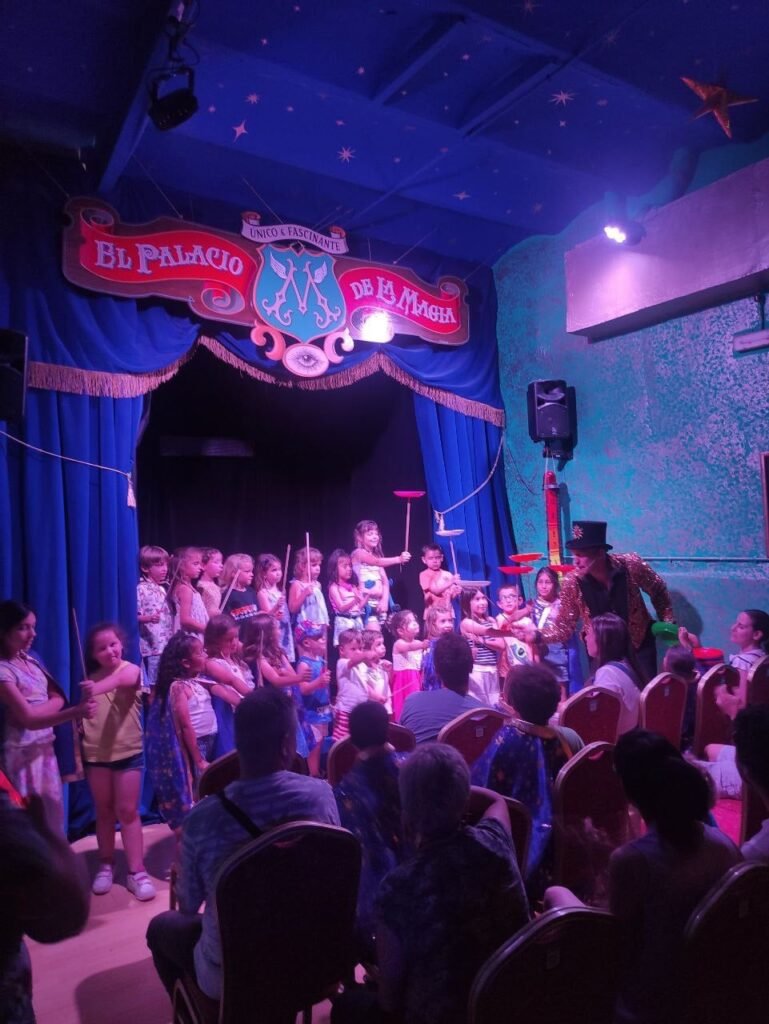 Los niños en el escenario con platos chinos