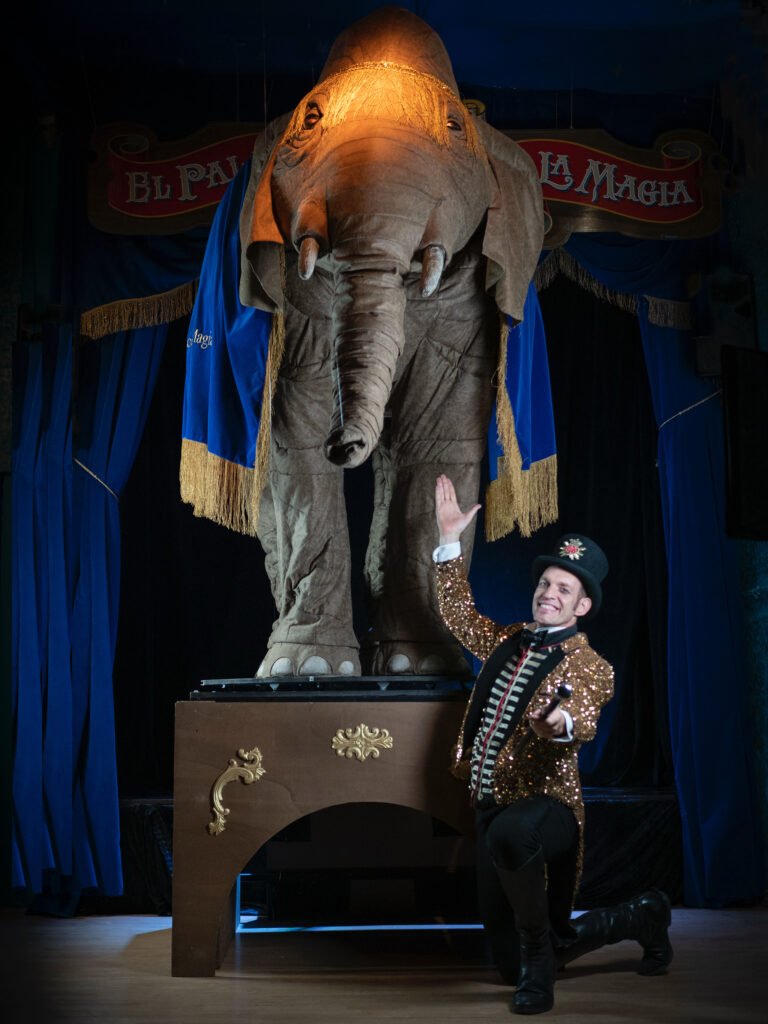 elefanta Lulú y el mago Maximiliano preparando todo para el show de Navidades Mágicas"