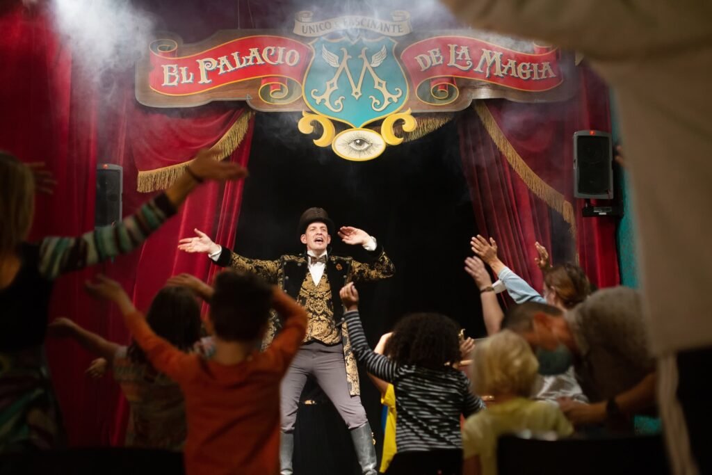 Maximiliano actuando con el telón rojo